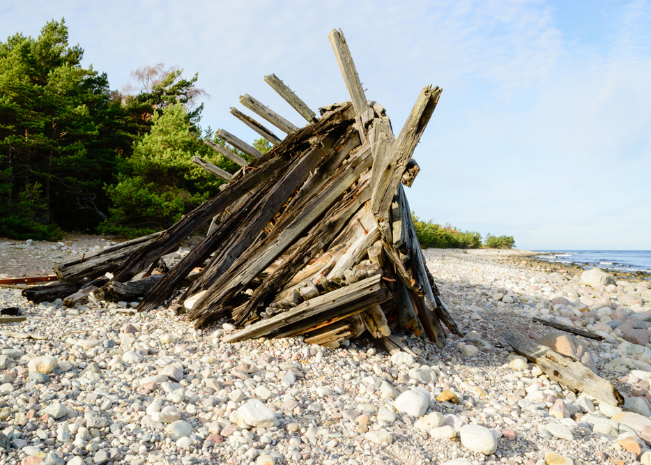 12174 Mr Poster Affisch Wreckage Båtvrak Hav Strand Stenar Marint.png
